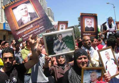 فلسطينيون يتظاهرون تضامنا مع الأسرى المضربين عن الطعام (الجزيرة)